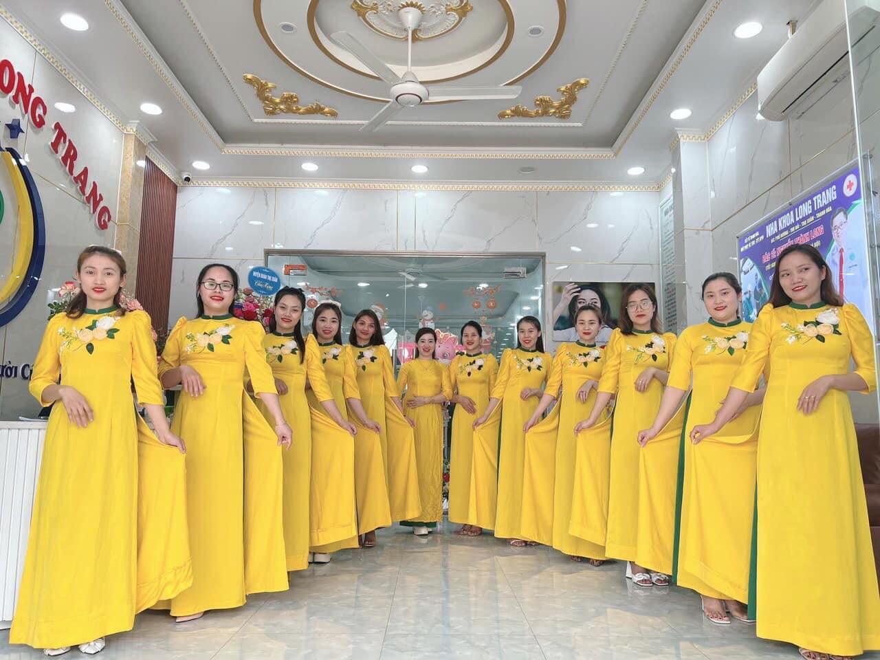 nhan-vien-nha-khoa-long-trang-trong-bo-ao-dai-mau-vang