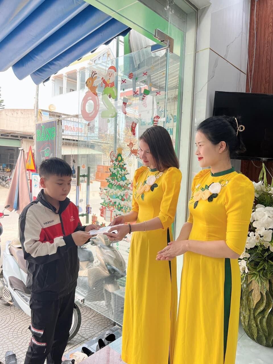 nhan-vien-nha-khoa-long-trang-mac-ao-dai-don-tiep-khach-hang