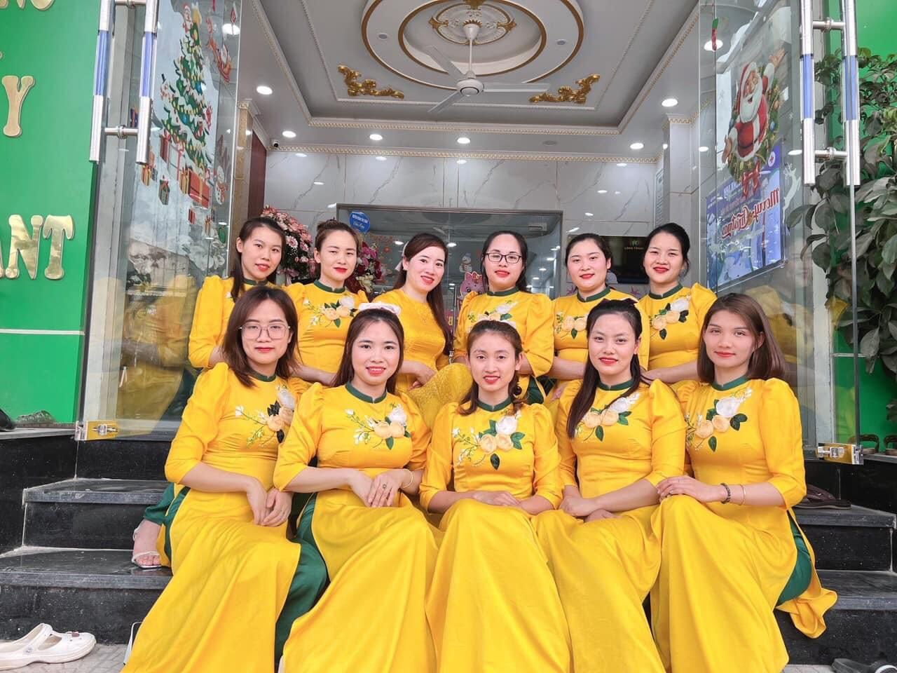 nhan-vien-nha-khoa-long-trang-mac-ao-dai-tai-nha-khoa