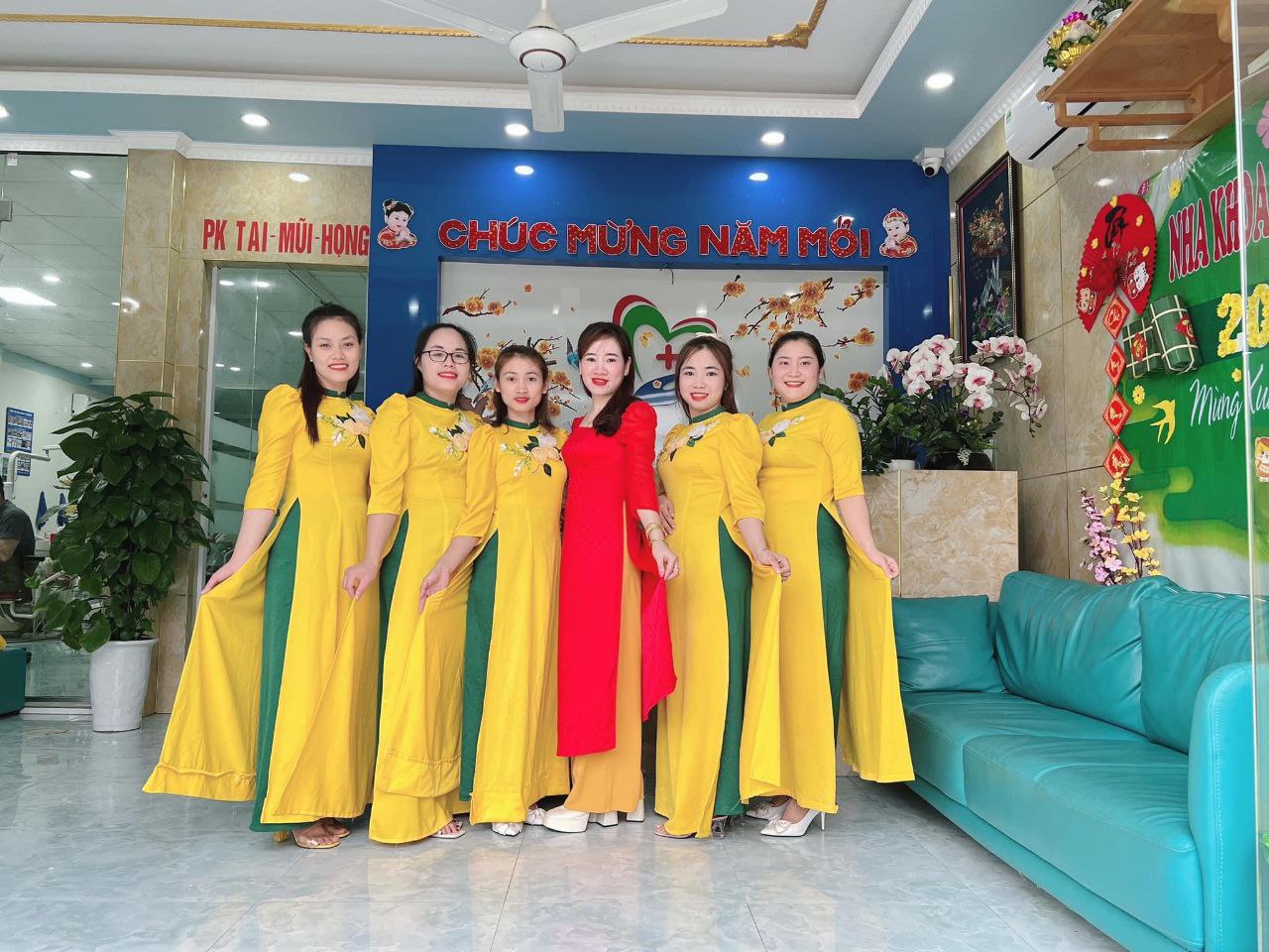 nhan-vien-nha-khoa-long-trang-mac-ao-dai